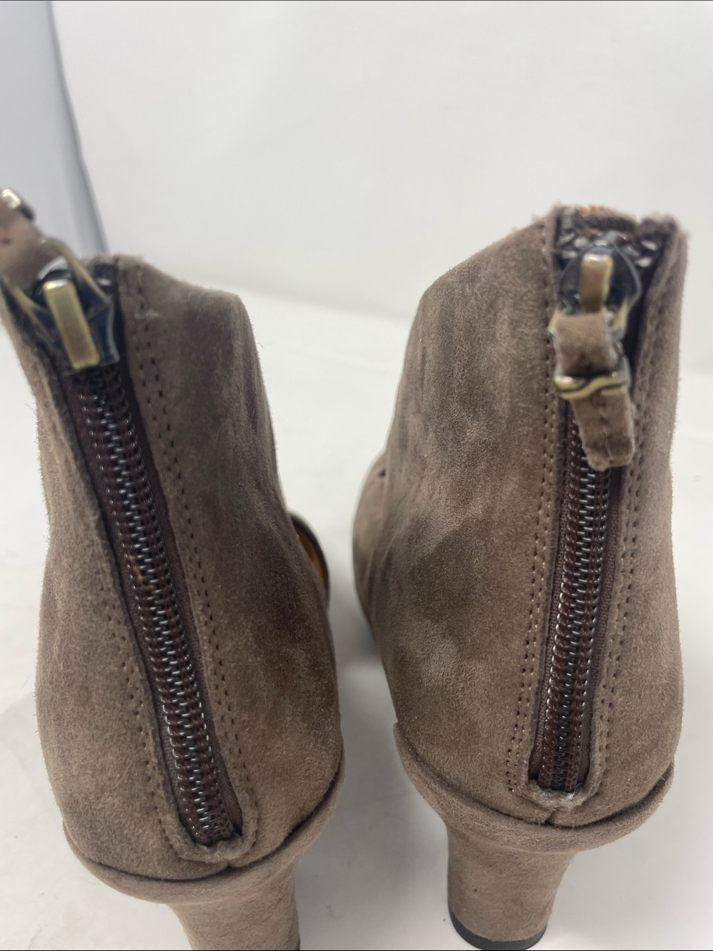 Earthies Taupe Suede Crisscross Peep-Toe Ankle Shoes Size 8 Excellent Condition - Picture 15 of 15